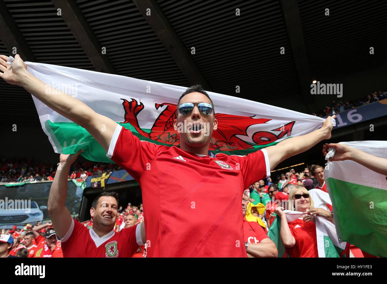 WALISISCHER FAN mit Flagge WALES V Nordirland EURO PARC DES PRINCES PARIS Frankreich 25. Juni 2016 Stockfoto