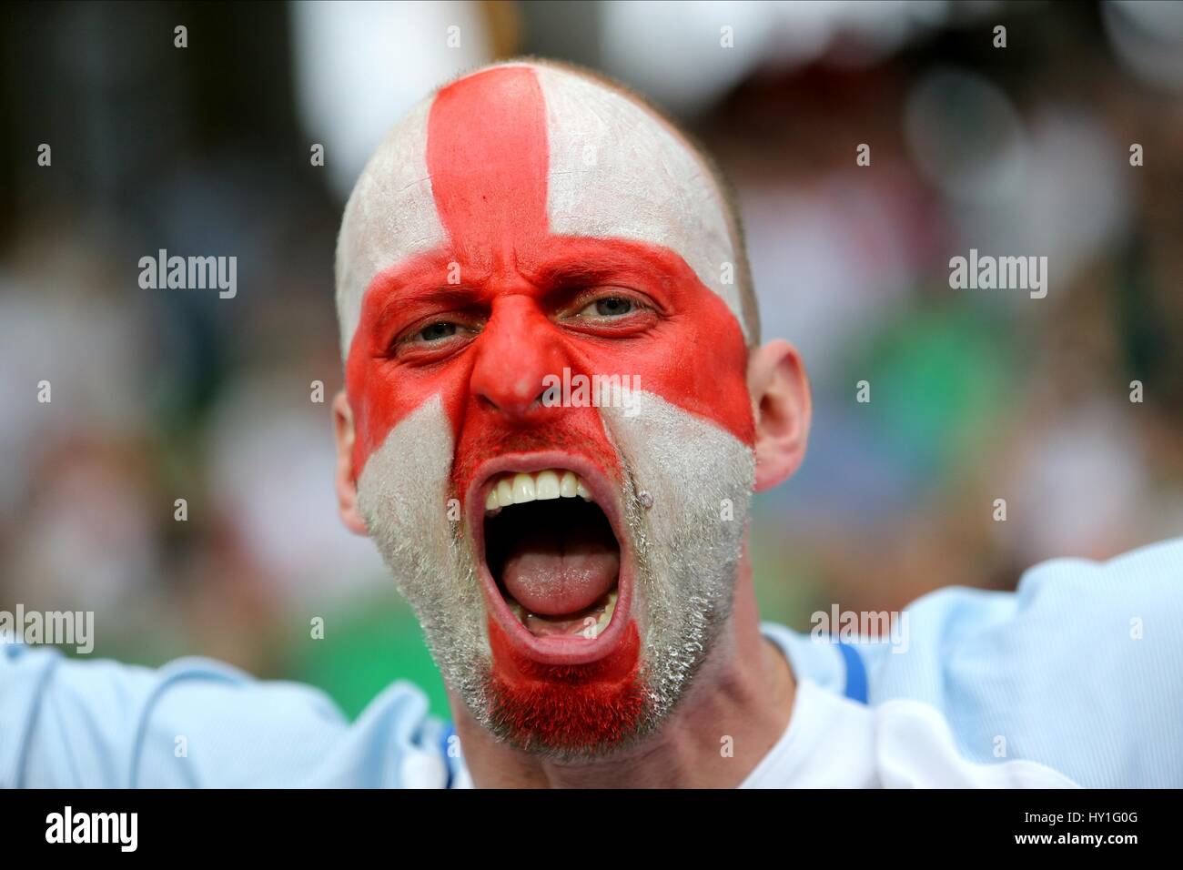 ENGLAND-FAN mit BEMALTEM Gesicht Slowakei V ENGLAND STADE GEOFFROY-GUICHARD Saint-Etienne Frankreich 20. Juni 2016 Stockfoto