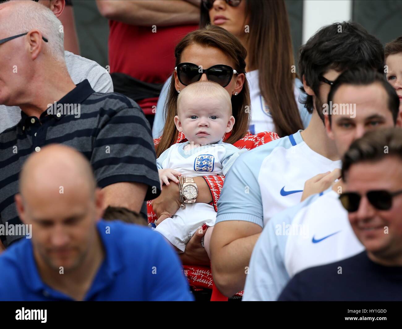 COLEEN ROONEY und BABY KIT ENGLAND V WALES STADE FELIX BOLLAERT-DELELIS Objektiv Frankreich 16. Juni 2016 Stockfoto