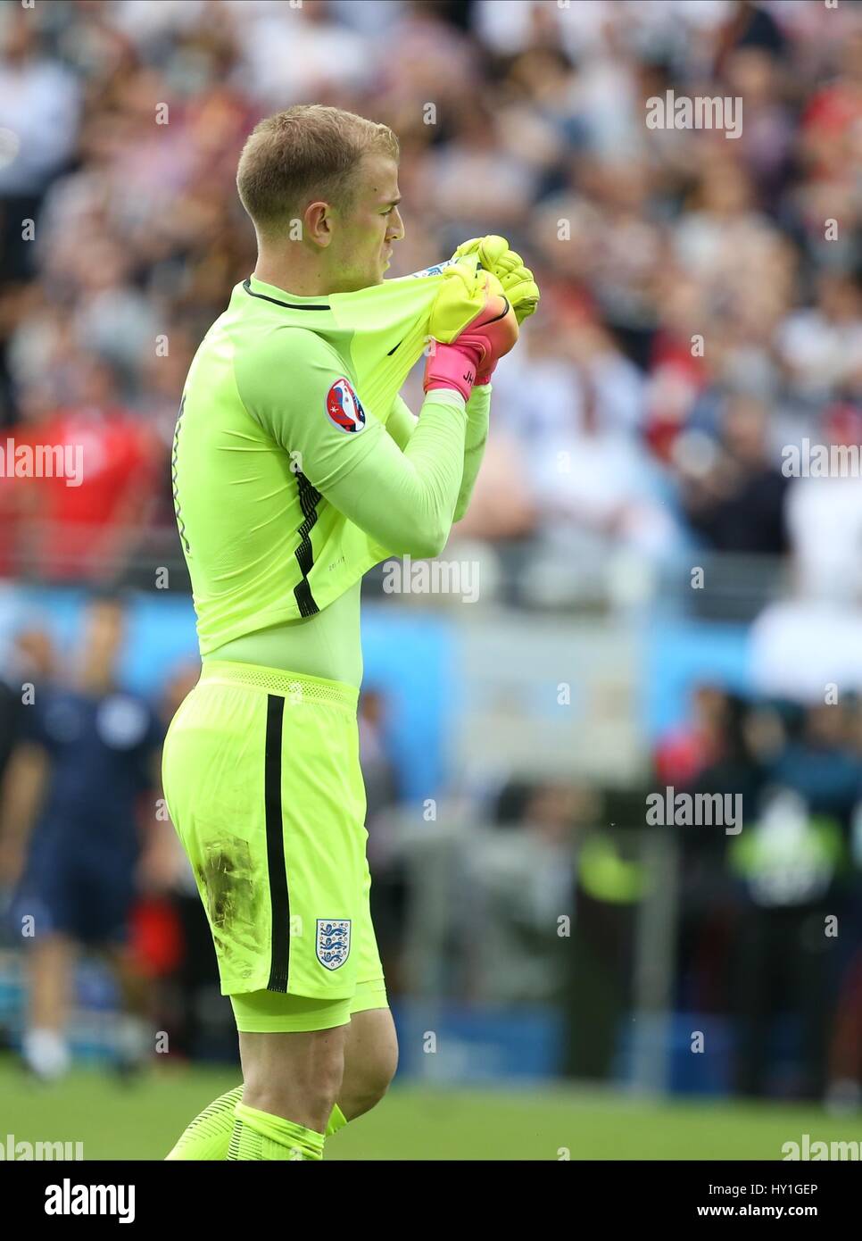 JOE HART schaut SHIRT BADGE ENGLAND V WALES EURO 2016 GRO STADE FELIX BOLLAERT-DELELIS Objektiv Frankreich 16. Juni 2016 Stockfoto