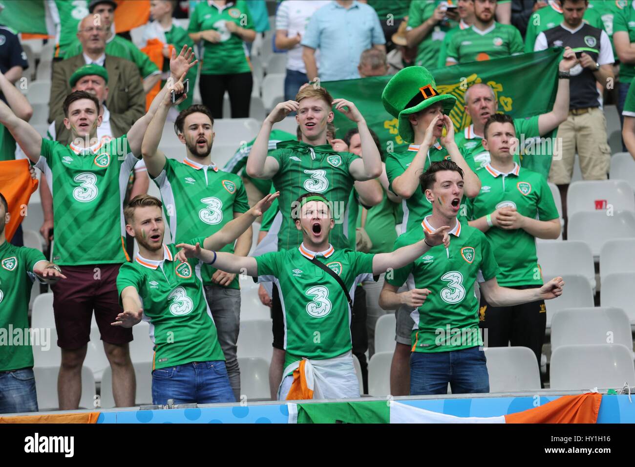 IRISCHE FANS vor dem Spiel Irland V Republik Irland V Schweden STADE DE FRANCE PARIS Frankreich 13. Juni 2016 Stockfoto