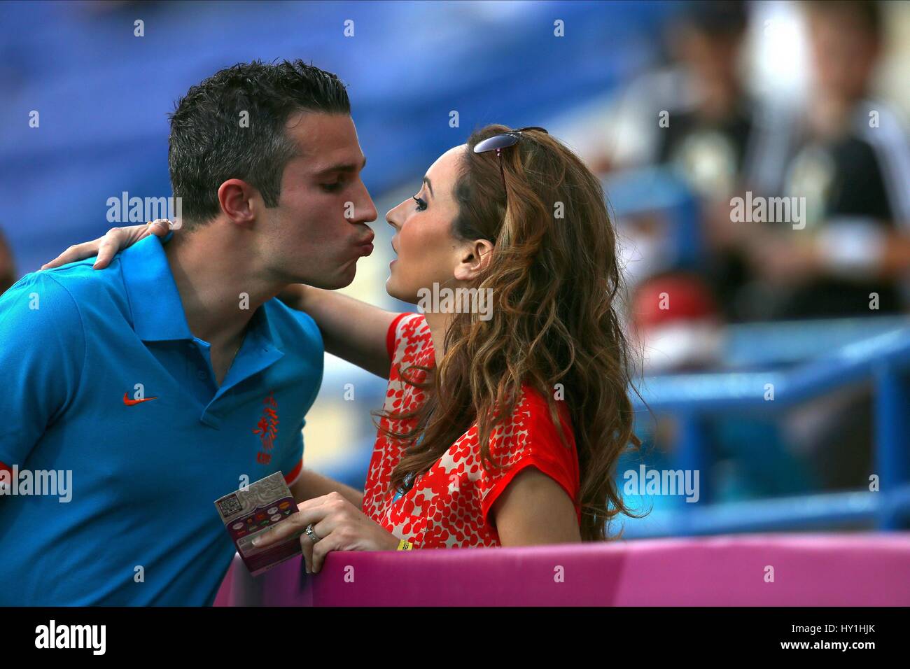 ROBIN VAN PERSIE BOUCHRA VAN PERSIE Ehemann Ehefrau Ehemann & Frau METALIST Stadion Charkow UKRAINE 13. Juni 2012 Stockfoto