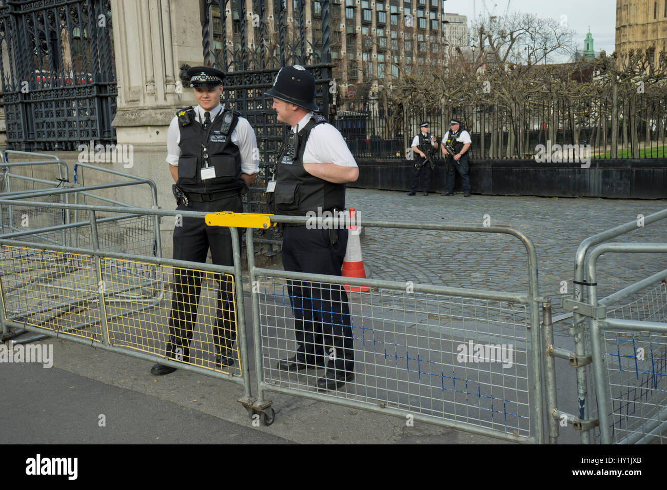 Bewaffnete Polizei und neuen Sicherheitsvorkehrungen greifen außen Houses of Parliament, nach dem 22. März 2017-Terror in Westminster, London, UK Stockfoto