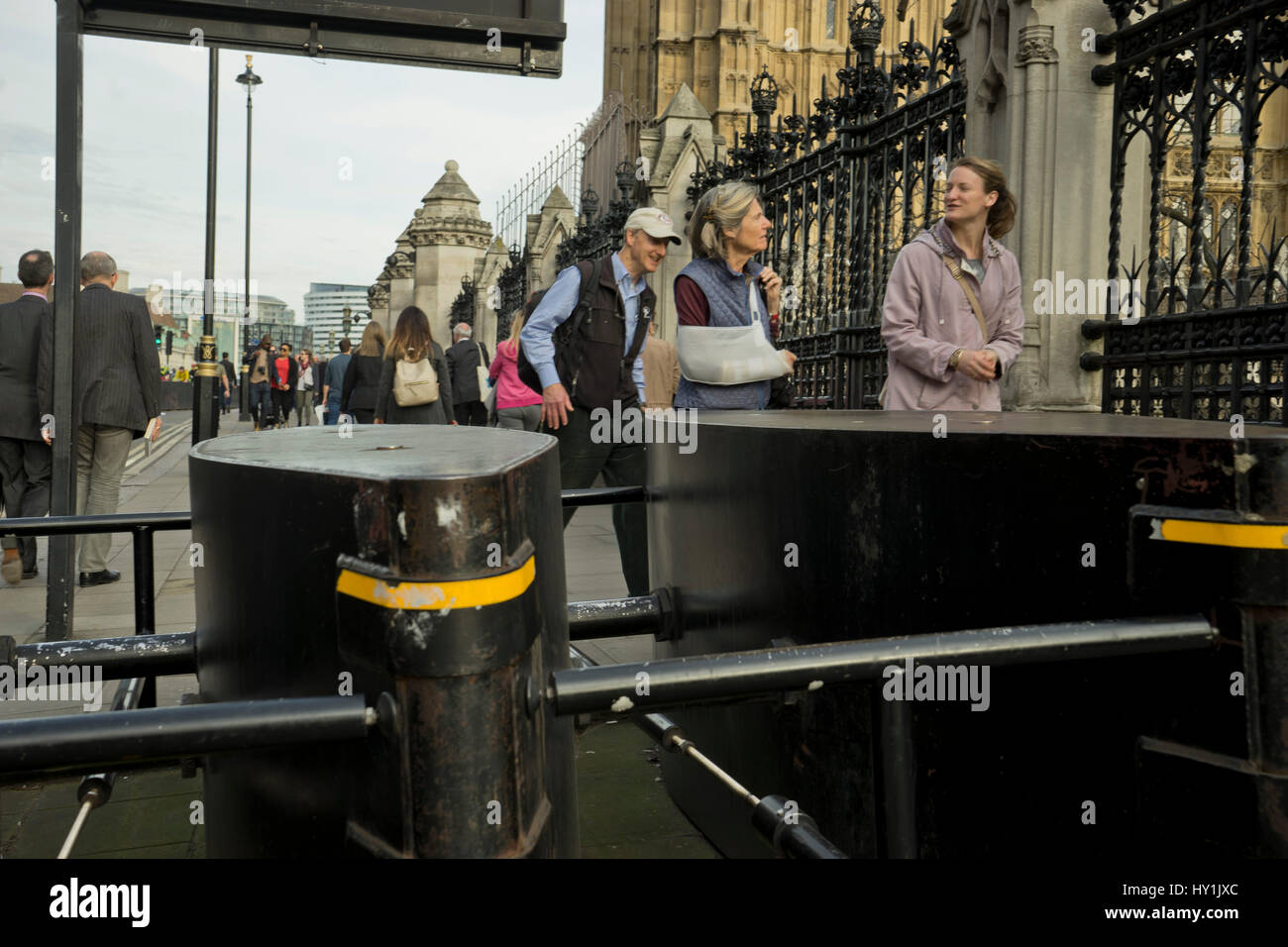 Neue Sicherheitsvorkehrungen greifen außen Houses of Parliament, nach dem 22. März 2017-Terror in Westminster, London, UK Stockfoto