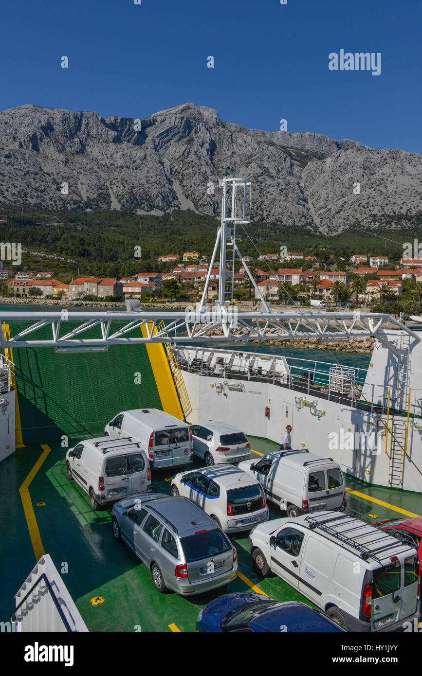 Im Hochformat von der Autofähre, die von Orebic, Korcula Insel in Kroatien, mit typischen Garrigue Typ Bergen im Hintergrund in Orebic geht. Stockfoto