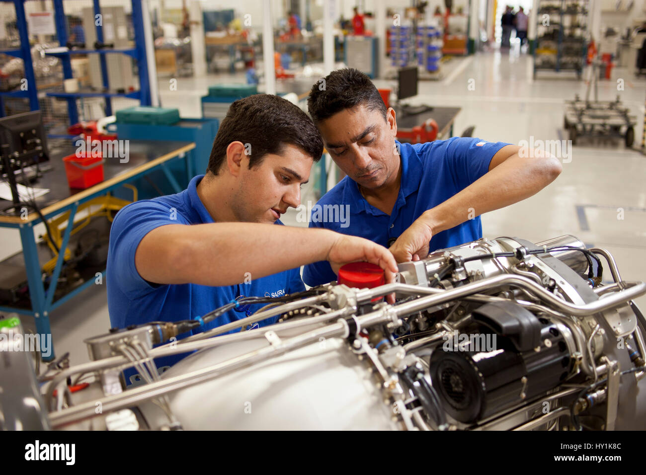 Teamarbeit, Stück Fabrik Arbeiter - Mechanik - Motor Inspektion, Brasilien. Stockfoto