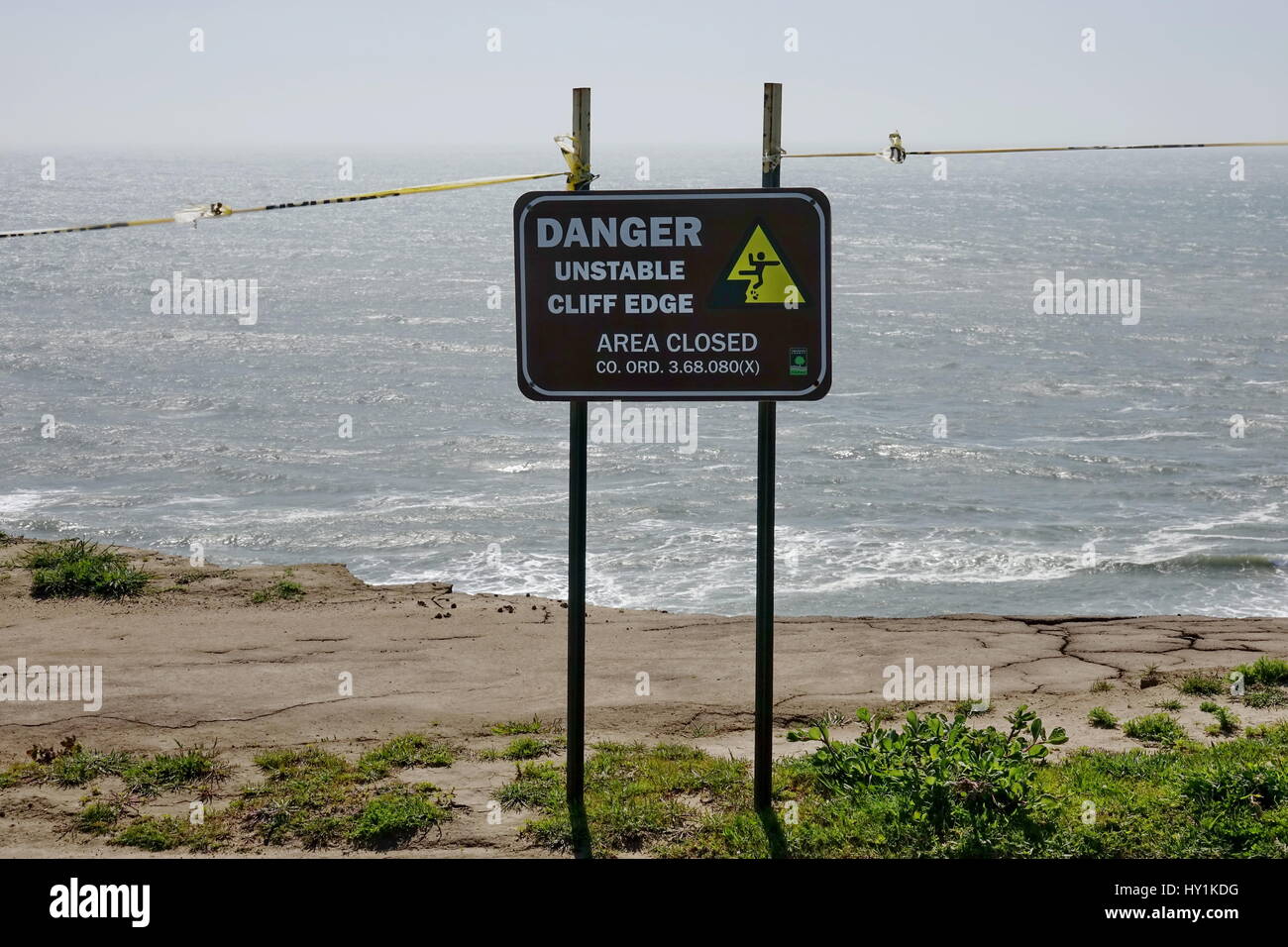 Hinweises Wanderer Surf erodiert Klippe auf California Coastal Trail Stockfoto