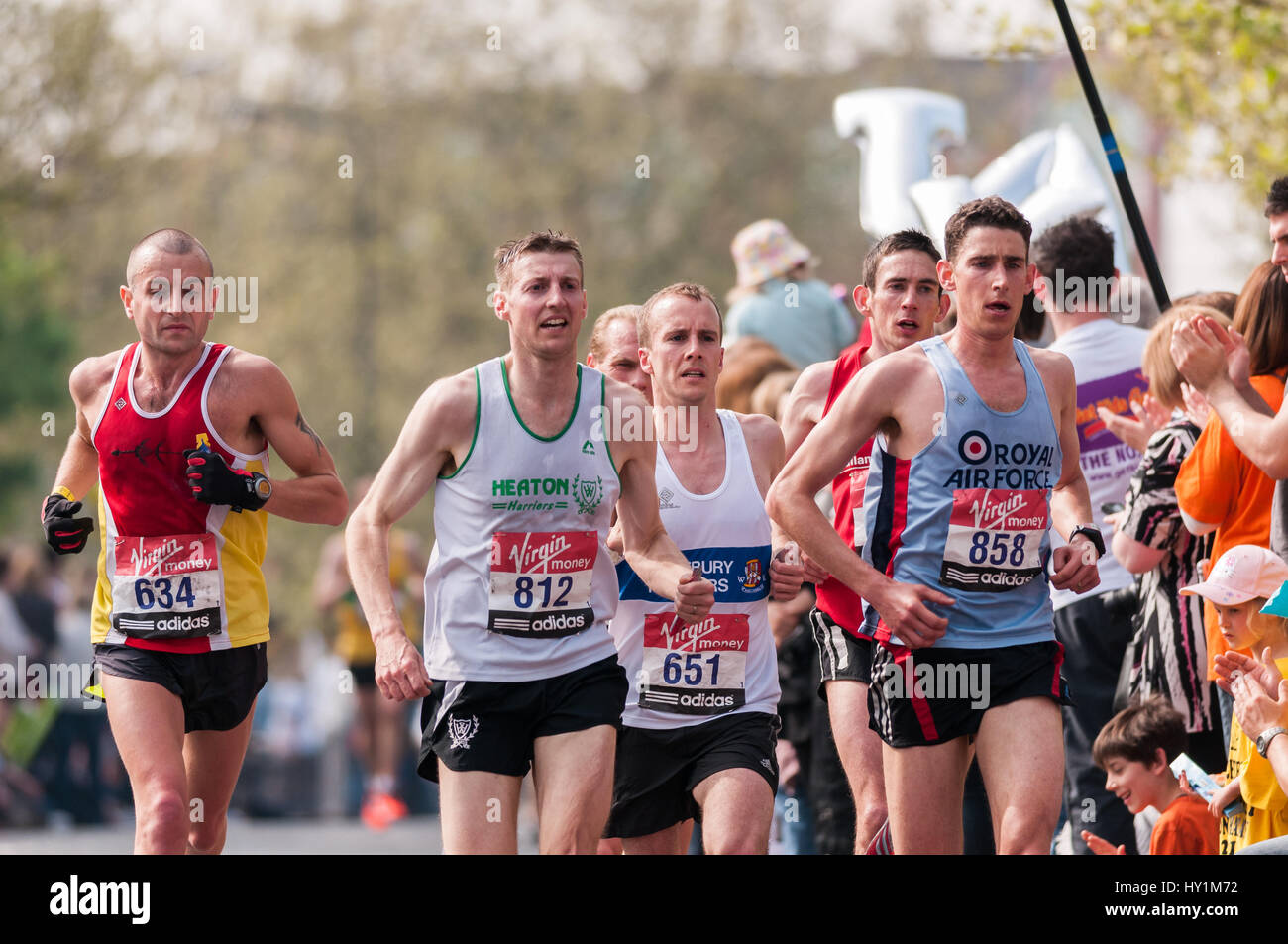 London Marathon männliche Läufer Stockfoto