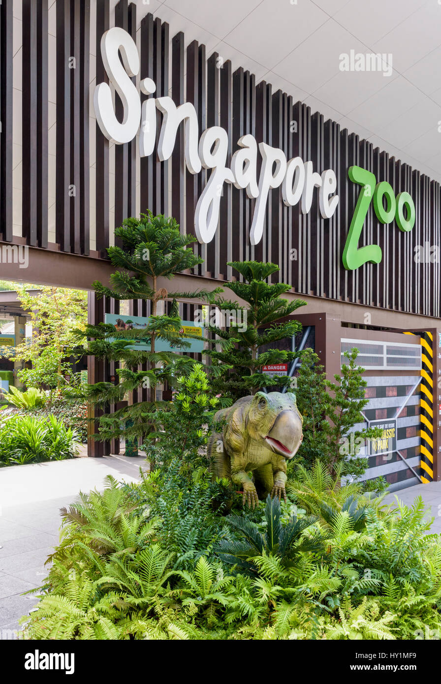 Der Zoo von Singapur Zeichen und Dinosaurier Modell am Eingangstor zum Zoo von Singapur, Singapur Stockfoto