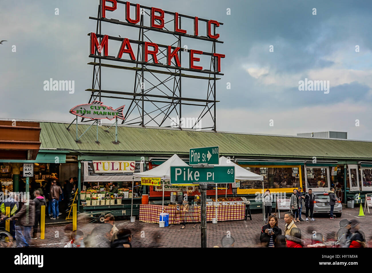 Pike Place öffentlichen Markt in der Innenstadt von Seattle mit Touristen immer bis zum Rand gefüllt ist, wetteifern mit der Space Needle für den ersten Platz in der Stadt besucht. Stockfoto