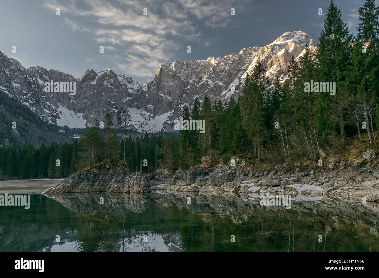 Sonnenaufgang über dem Mt. Mangart und Fusine Seen Stockfoto