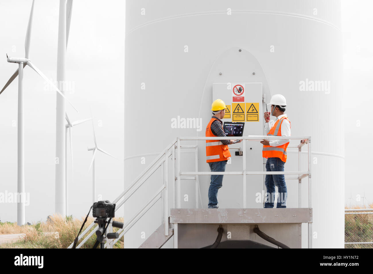 Elektro-Ingenieure und Techniker arbeiten in wind Turbine Generator Kraftwerk mit Laptop-computer Stockfoto