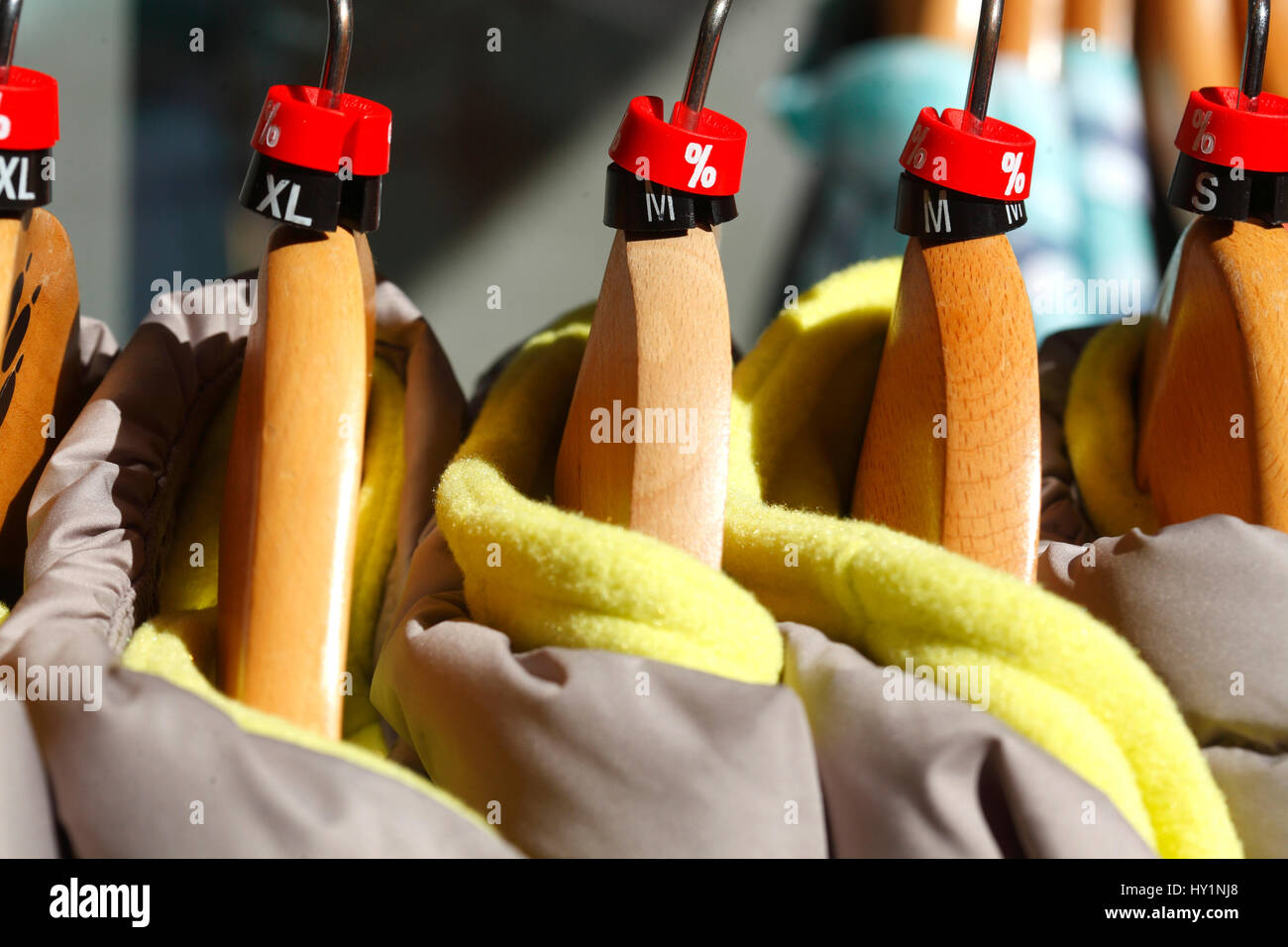 Jacken auf eine Kleiderstange Stockfoto