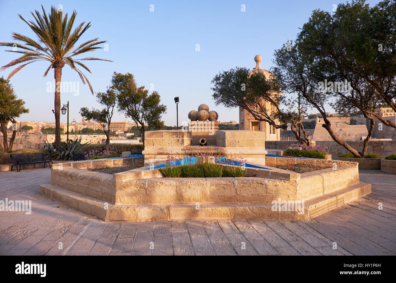 Die frühen Morgen Aussicht auf Gardjola Garten mit Springbrunnen in der Mitte in Form von dem Malteserkreuz, Senglea, Malta Stockfoto