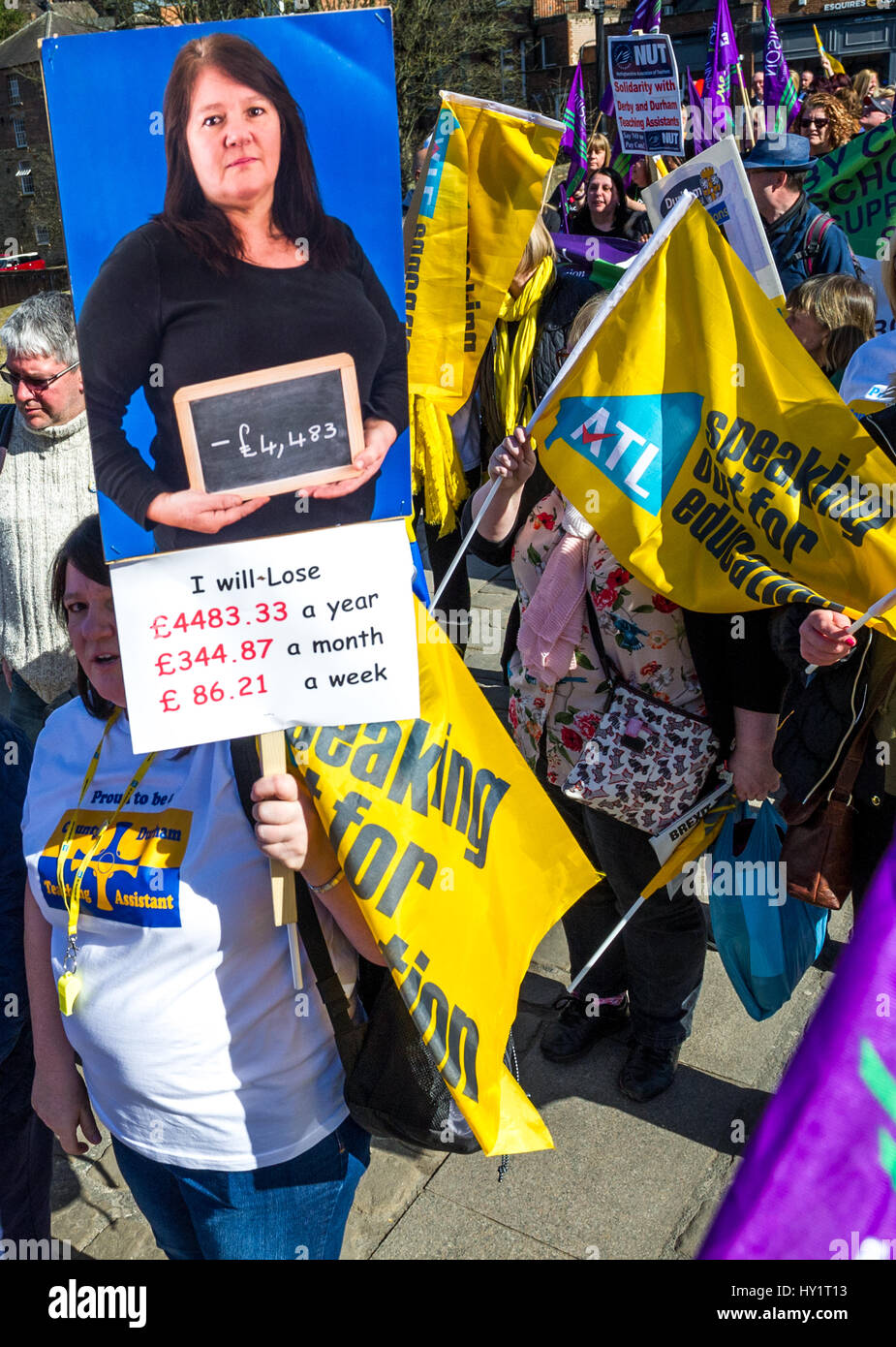 Lehrassistenten auf einen Protest marschieren durch Durham, protestieren gegen Änderungen an ihrer Arbeitsverträge. Stockfoto
