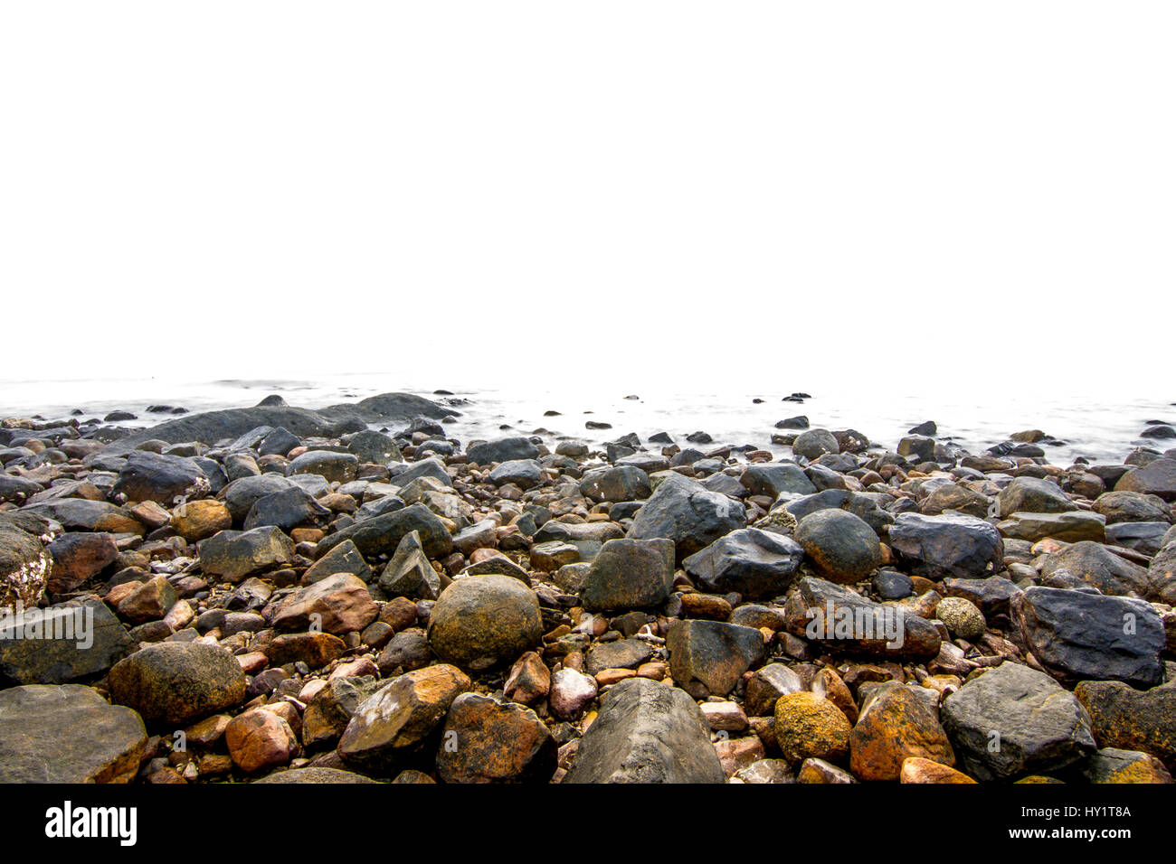 Die felsigen stoney Strand von ABC, Tioman Island, Malaysia im Meer verschwindet. Stockfoto