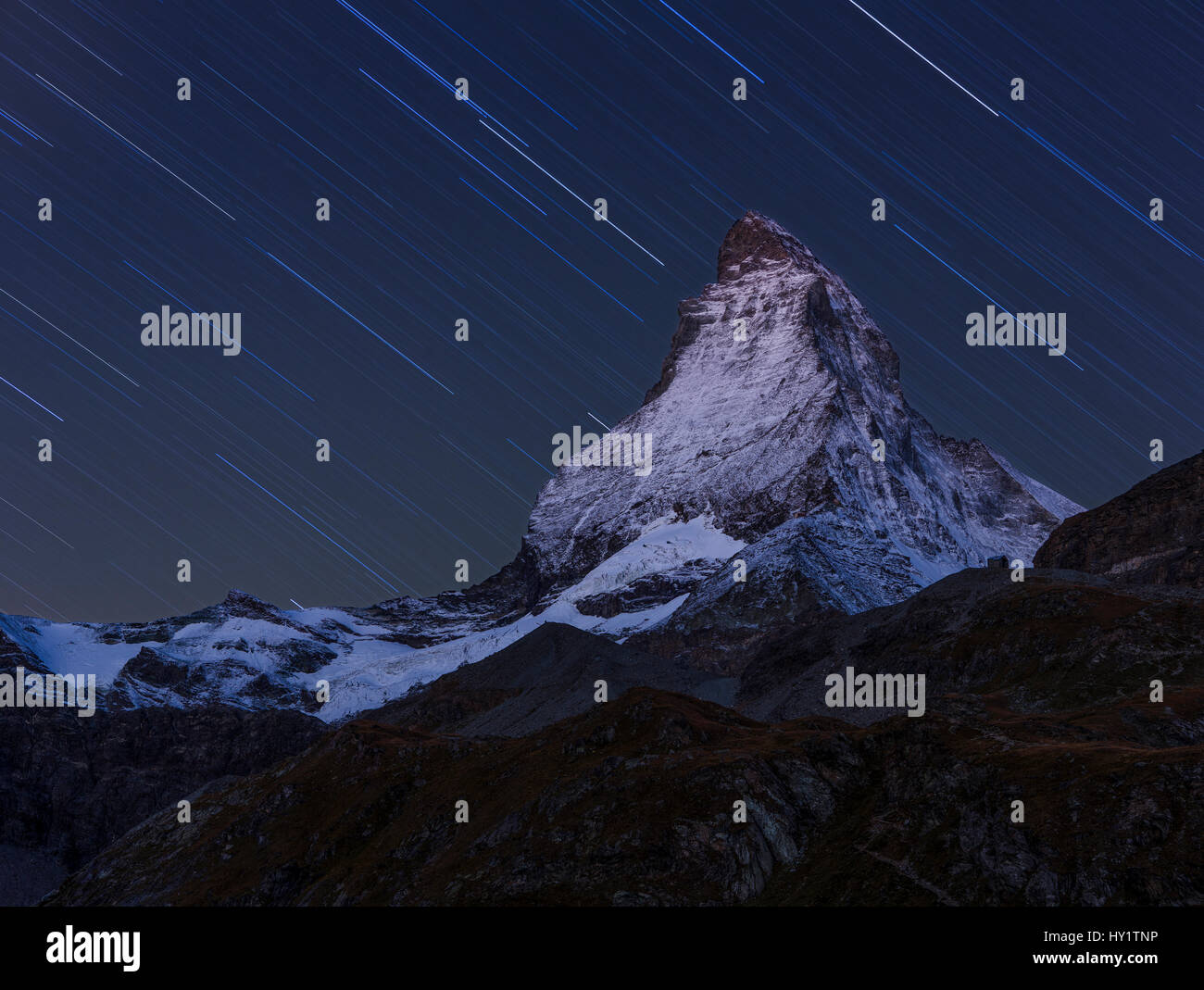 Matterhorn (Höhe 4, 478m) in der Nacht, mit Sternspur, Schwarzsee entnommen. Zermatt, Schweiz, September 2012. Zusammengesetztes Bild. Stockfoto