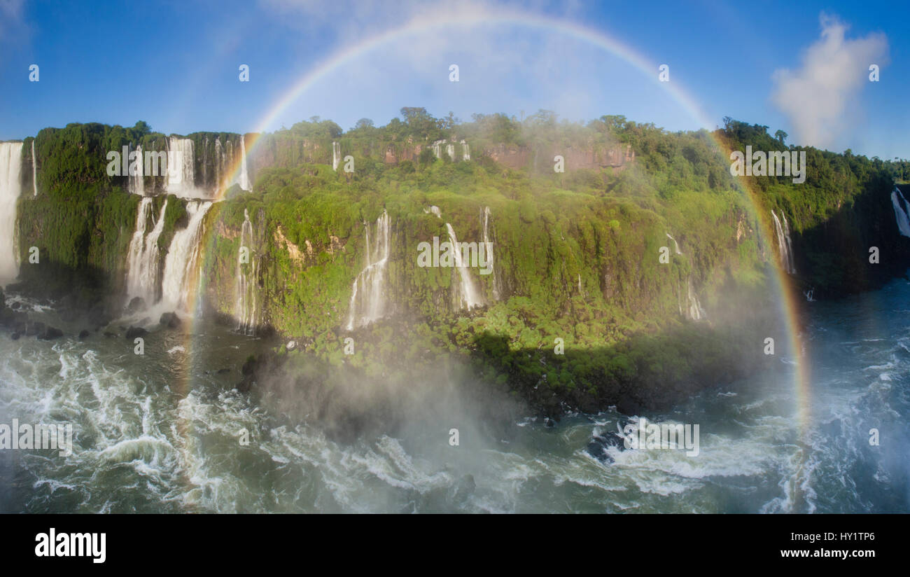 Regenbogen über Iguasu Wasserfälle, auf den Iguasu Fluss, Brasilien/Argentinien Grenze. Von der brasilianischen Seite der Fälle fotografiert. Bundesstaat Parana, Brasilien. September 2012 Stockfoto