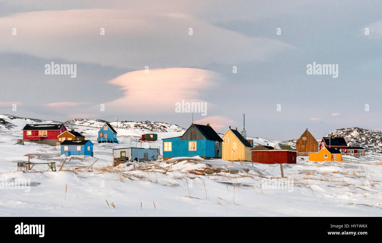 Bunte Häuser in der winzigen Inuit Dorf im Westen von Grönland Oqaatsut Stockfoto