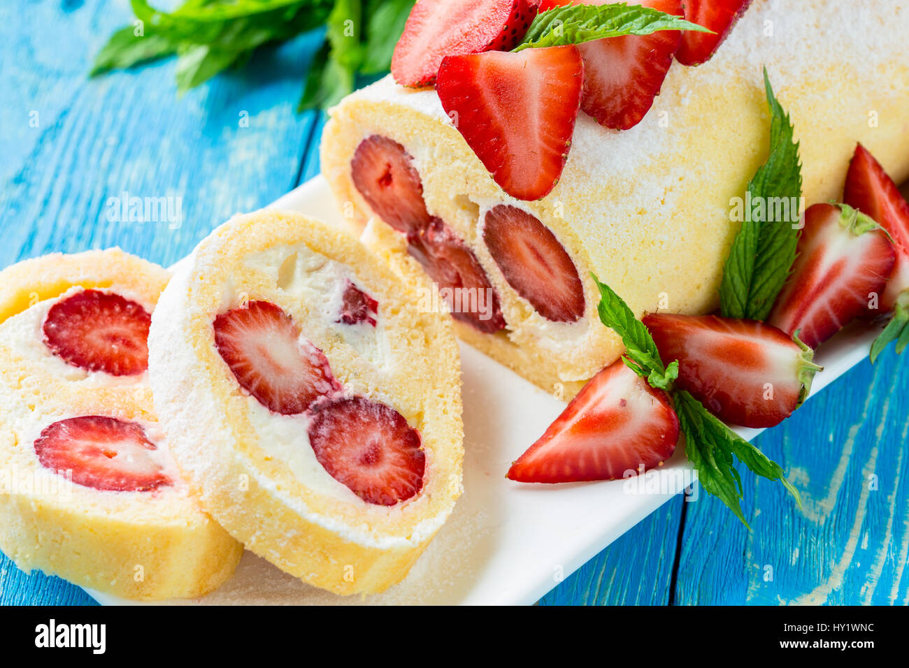 Hausgemachte Biskuitroulade Biskuit-Torte mit Erdbeeren Stockfoto