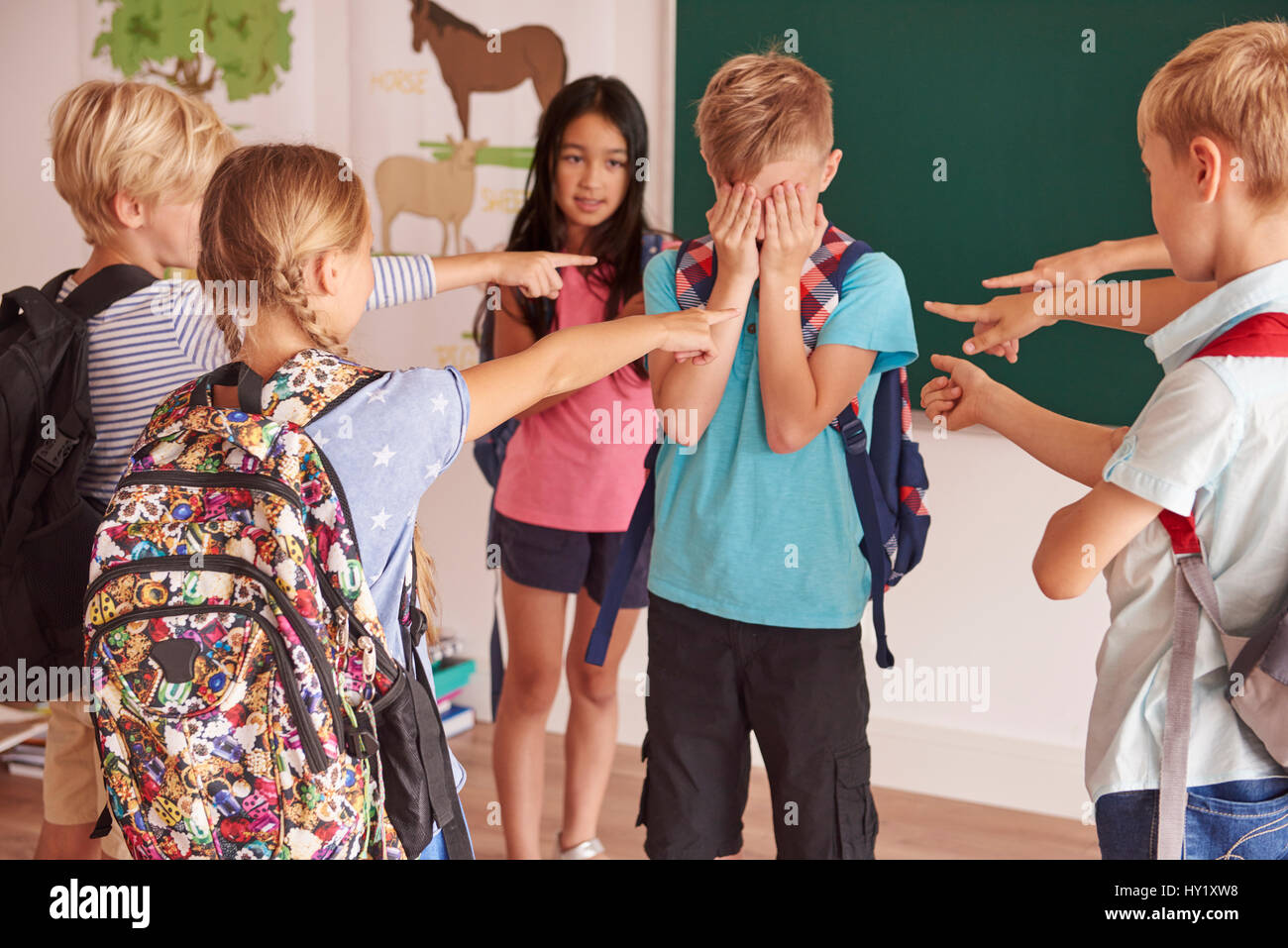 Kinder an ihre Mitschüler lachen Stockfoto