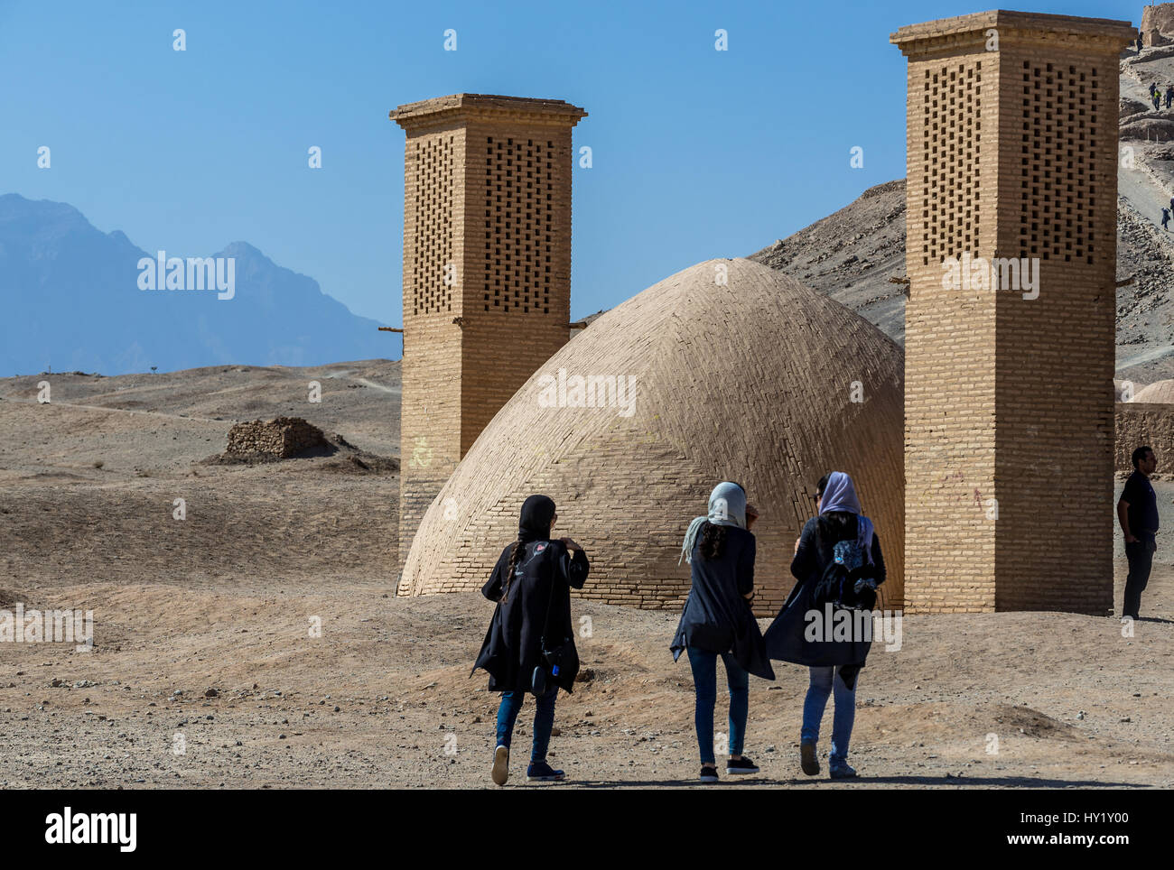 Wasser-Reservoir mit Wind Catcher auf dem Gebiet der zoroastrischen Tower of Silence (gesehen auf Background) in Yazd, Iran Stockfoto