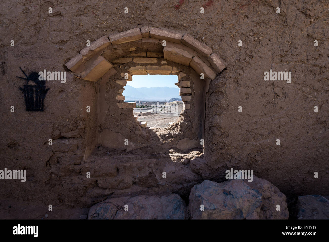 Ruinen in alten zoroastrischen Turm des Schweigens, wo die Leichen einmal ausgesetzt war die Elemente und lokale Geflügel in Yazd, Iran Stockfoto