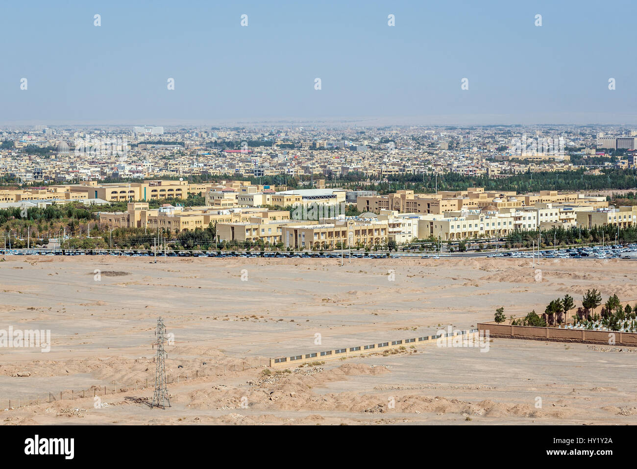 Luftbild von der Spitze der alten zoroastrischen Tower of Silence am Stadtbild von Yazd, Hauptstadt der Provinz Yazd in Iran Stockfoto