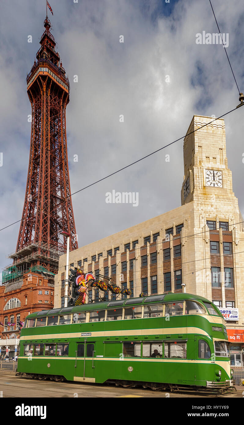 Blackpool Tower alten Green Goddess Straßenbahn Stockfoto