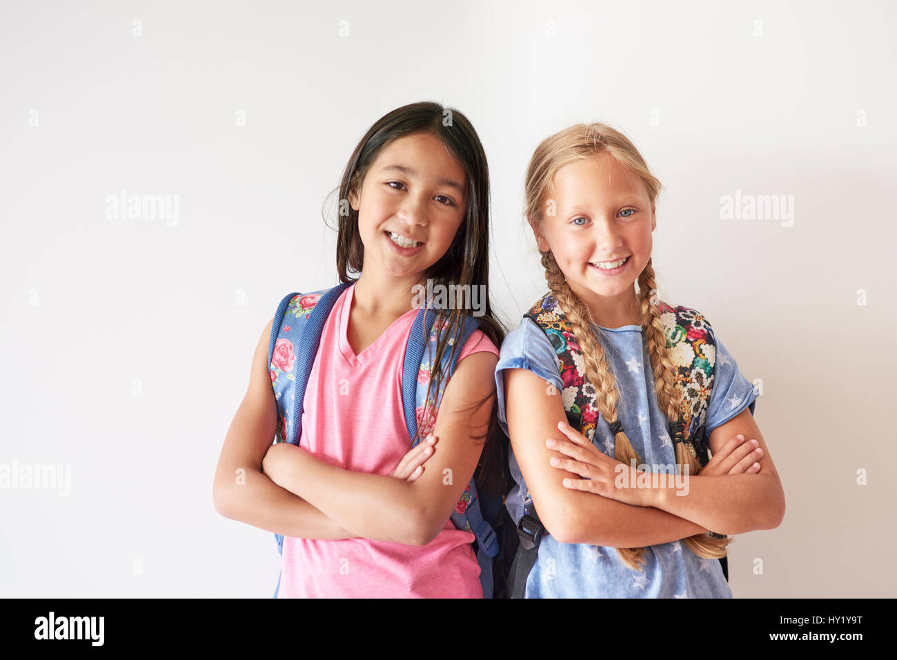 Porträt von zwei hübschen Mädchen mit Rucksäcken Stockfoto