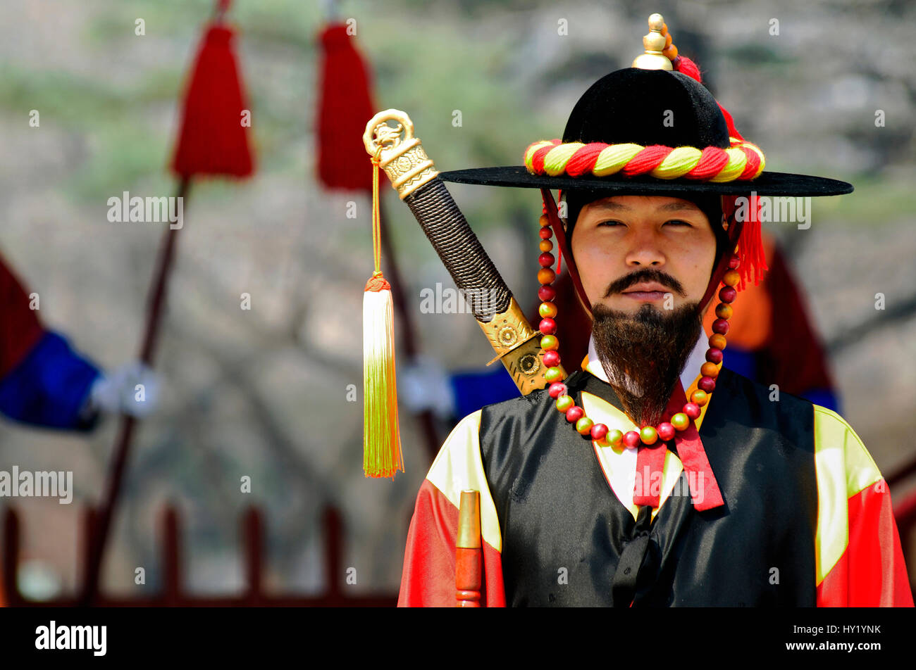 Bild eines koreanischen kaiserlichen Garde-Mitglieds im Gyeongbokgung Palace in Seoul, Südkorea. Stockfoto
