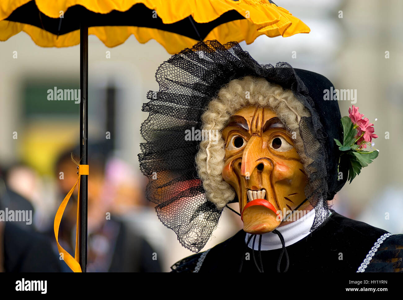 Bild einer lustigen Karneval Maske während der Fasnacht in Luzern. Stockfoto