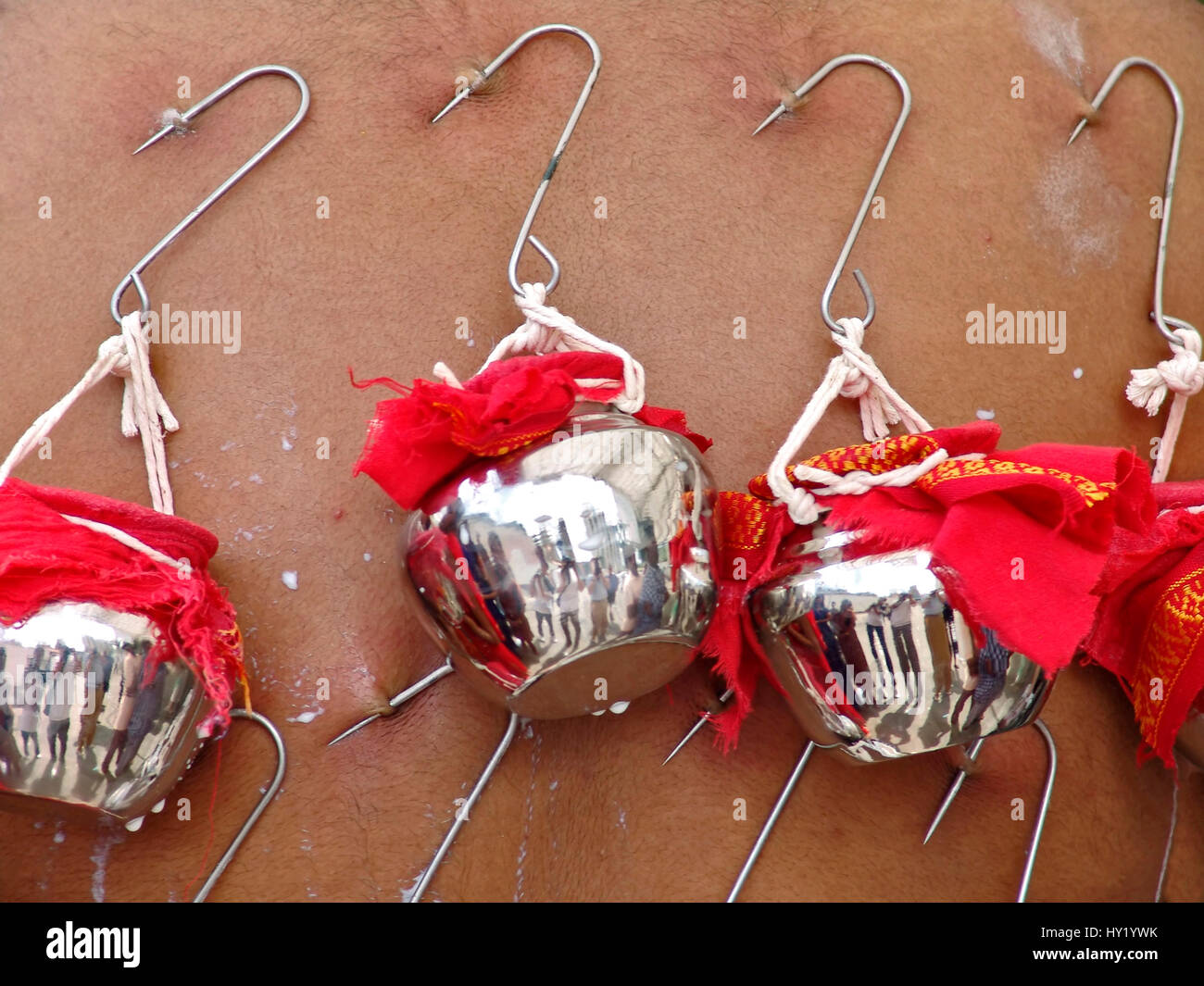 Detail eines Hindu ergebenen, die wenig Milch hat kann an seinem Körper befestigt, während Thaipusam, Singapur Stockfoto