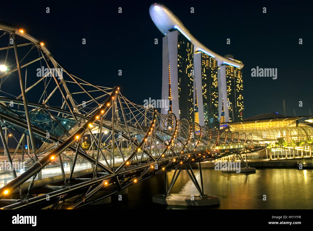Nacht-Bild des neuen Marina Bay Sands Hotel und Casino in Singapur. Stockfoto