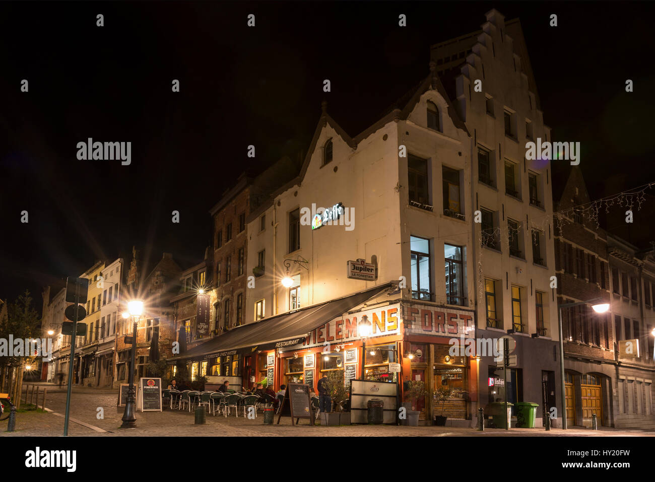 Menschen in den Bars und Brasserien in Brüssel Stadtzentrum Stockfoto