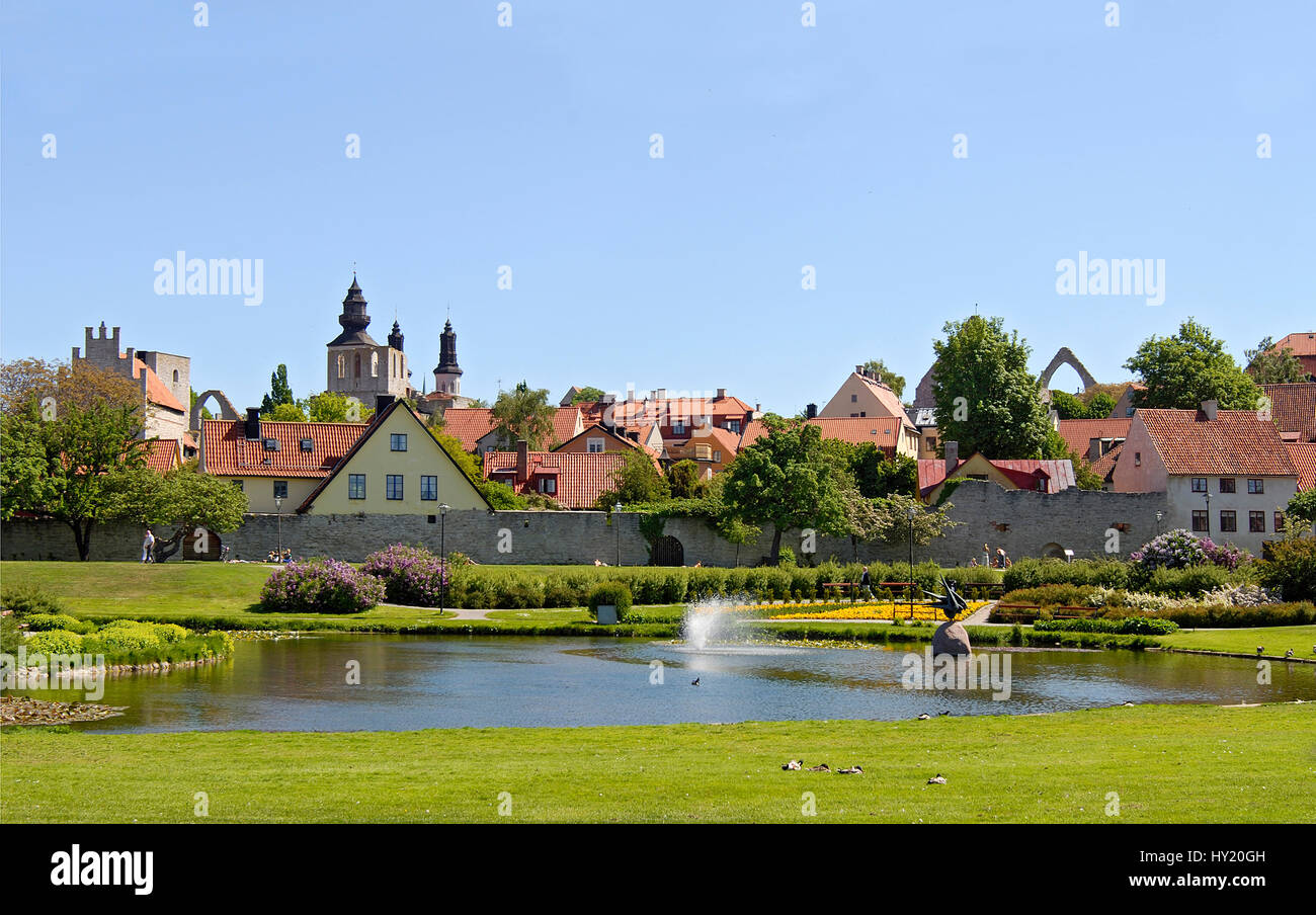 Stock Foto zeigt der Botanische Garten im Hafen Stadt Visby auf der Insel Gotland in Schweden. Mitten im Garten befindet sich ein See mit einem fo Stockfoto