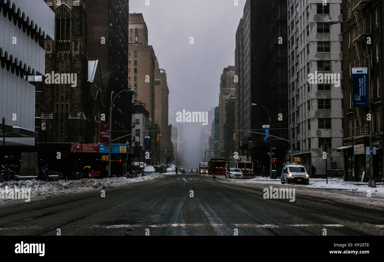 7th Avenue und W 13th Street - nach dem Schneesturm, Nebel noch Grenzen Sichtbarkeit Stockfoto
