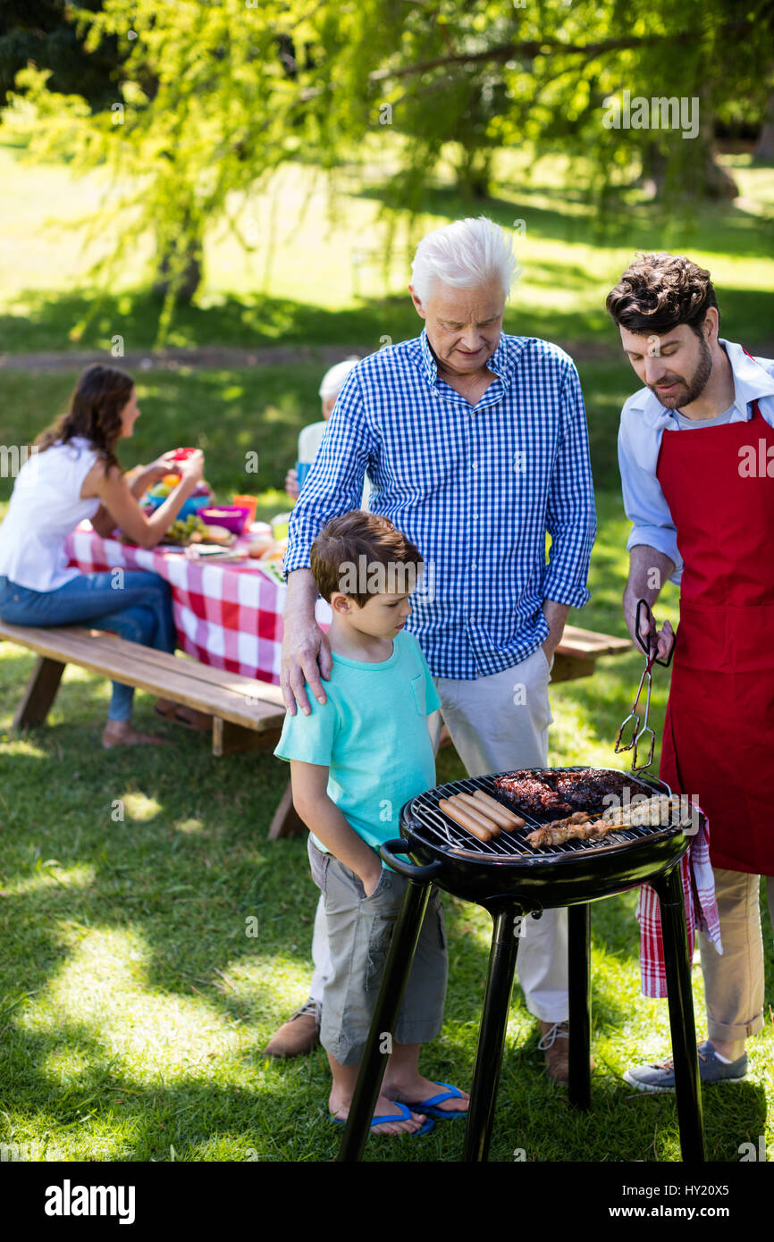 Vater sohn grillen park familie hintergrund Fotos und Bildmaterial in