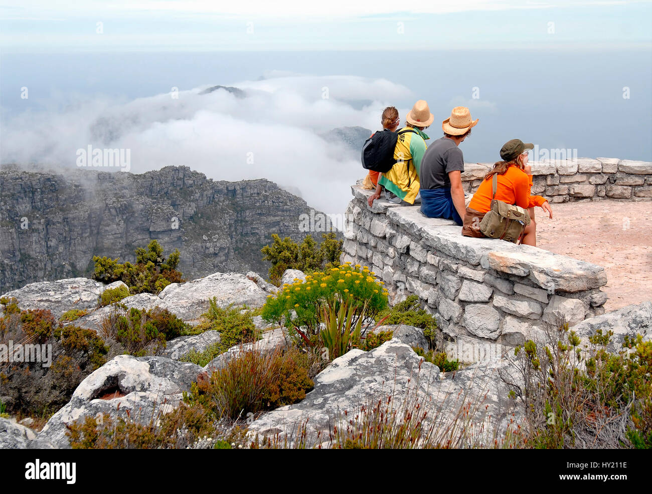 Bild von Touristen genießen die malerische Aussicht auf den berühmten Tafelbergen in Kapstadt, Südafrika. Stockfoto