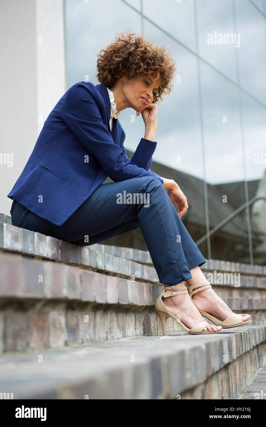 Traurig Geschäftsfrau sitzen in den Büroräumlichkeiten Stockfoto