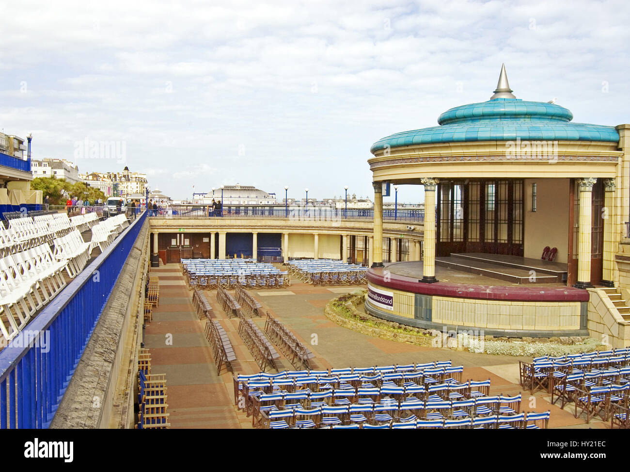 Der Musikpavillon auf der beliebten Strandresort von Eastbourne in East Sussex, Südengland. Stockfoto