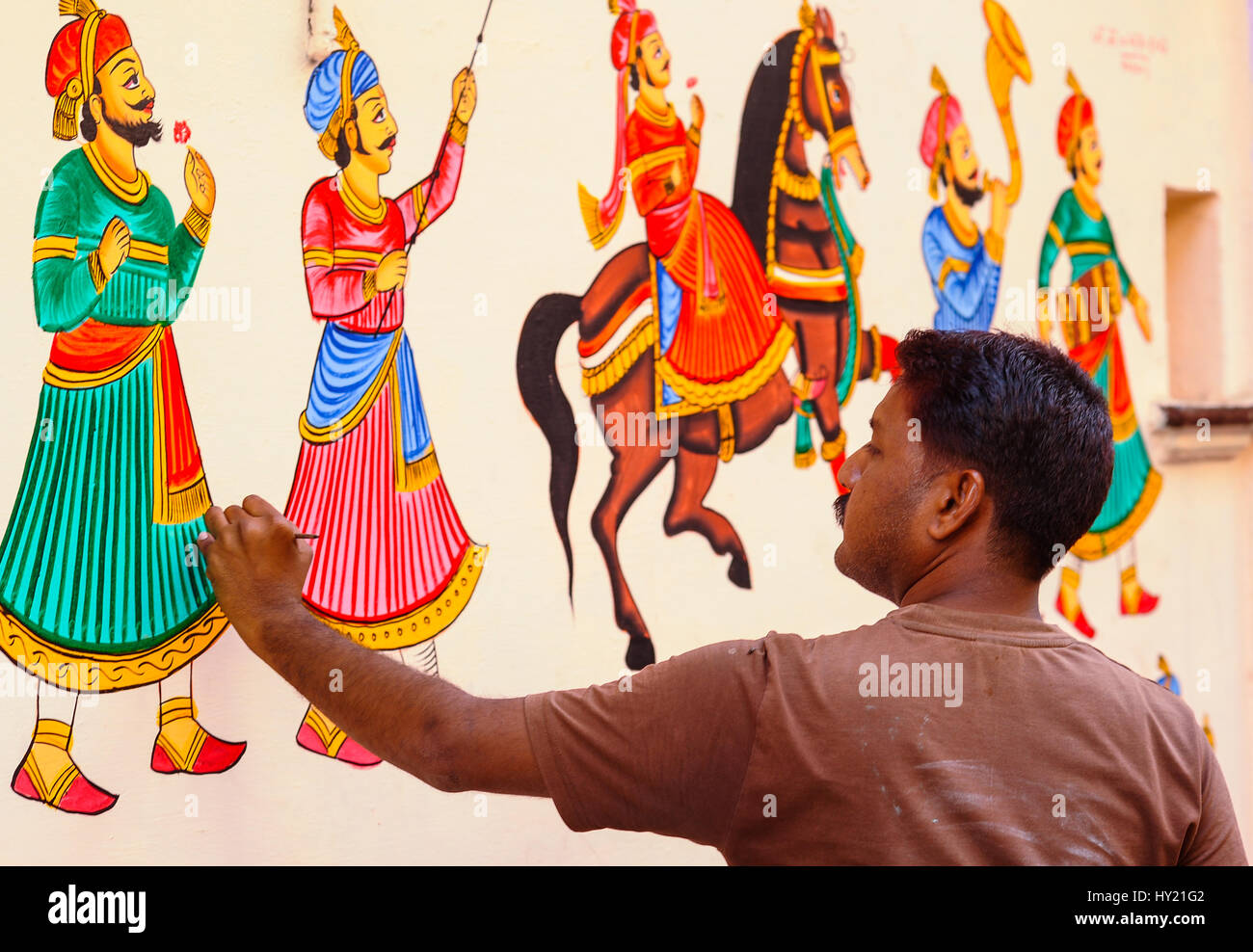 Ein Mann Malerei traditionelle Rajput-Designs auf ein Haus, eine Ehe, Udaipur City zu feiern Stockfoto