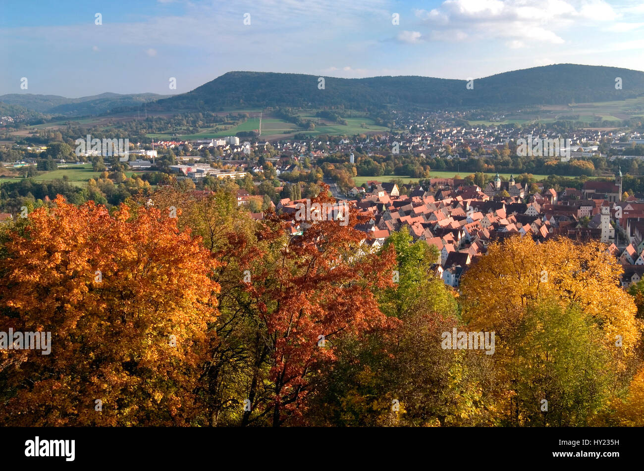 Farbenfrohe Herbstlandschaft Im Naturpark Hersbrucker Schweiz Mit Blick Über Hersbruck in Bayern.   Bunte Herbst-Landschaft mit Blick auf die Hers Stockfoto