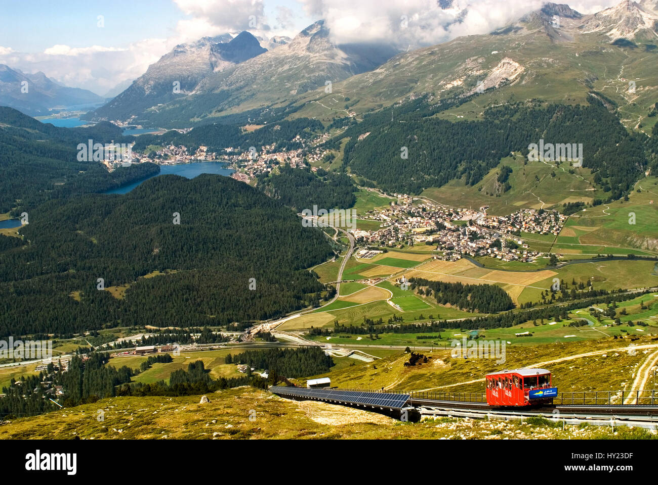 Seilbahn hinauf Muottas Muragl mit den oberen Engadiner Seen im Hintergrund, Engadin, Schweiz Standseilbahn bin Muottas Muragl Mit der Obereng Stockfoto