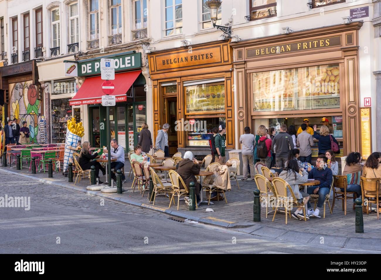 Menschen in den Bars und Brasserien in Brüssel Stadtzentrum Stockfoto