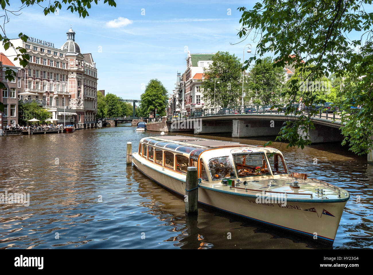 Sightseeing-Boot fahren in einem Wasserkanal in der Innenstadt von Amsterdam, Holland. Stockfoto