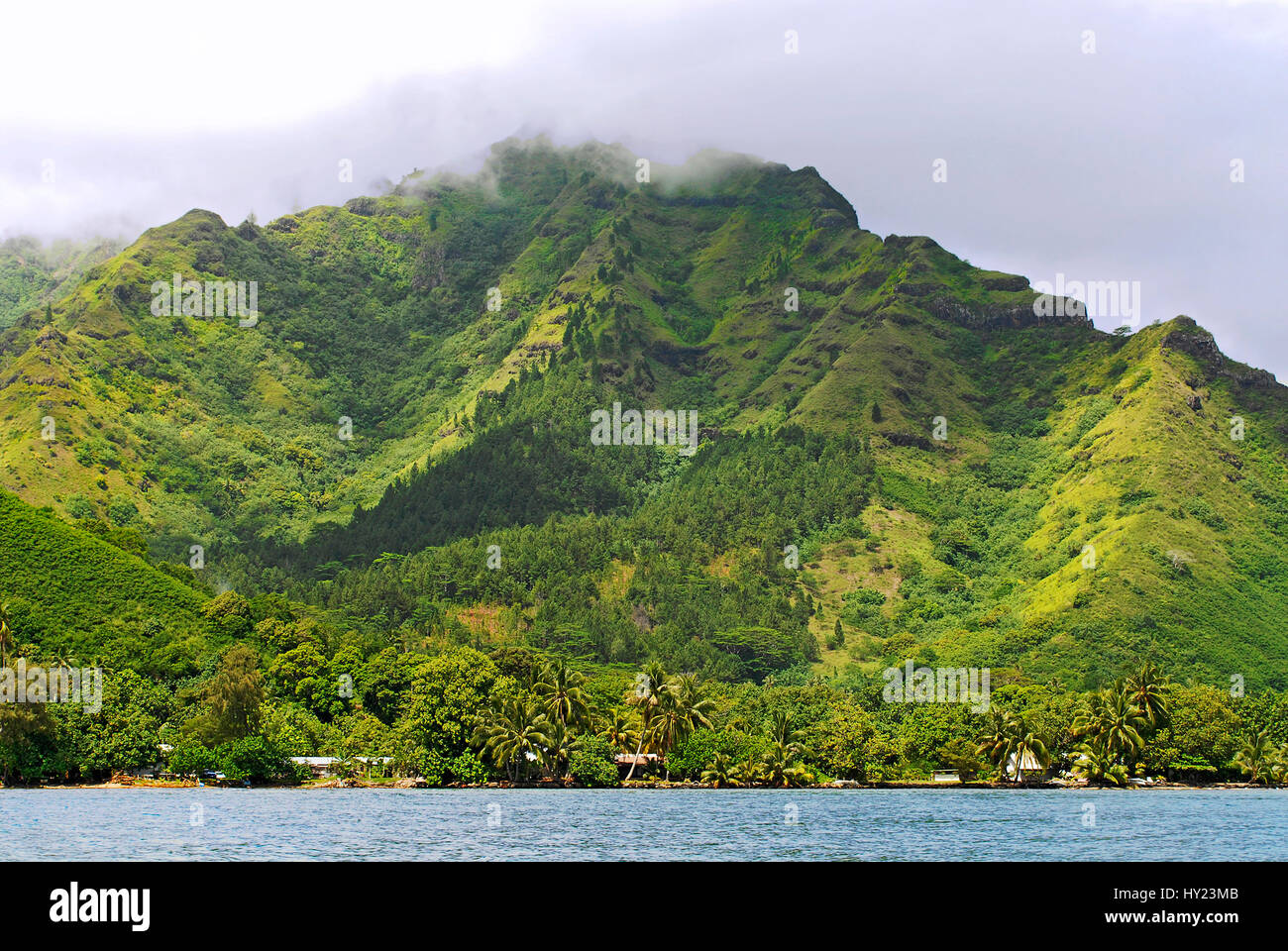Bild von einer wunderschönen Berglandschaft auf Moorea Insel, Französisch-Polynesien. Stockfoto