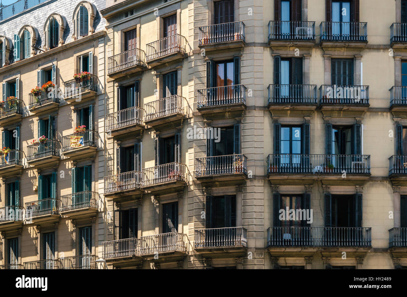 Geometrische Formen der Fassade des modernistischen Wohngebäude mit französischen Balkonen in Barcelona, Spanien. Stockfoto