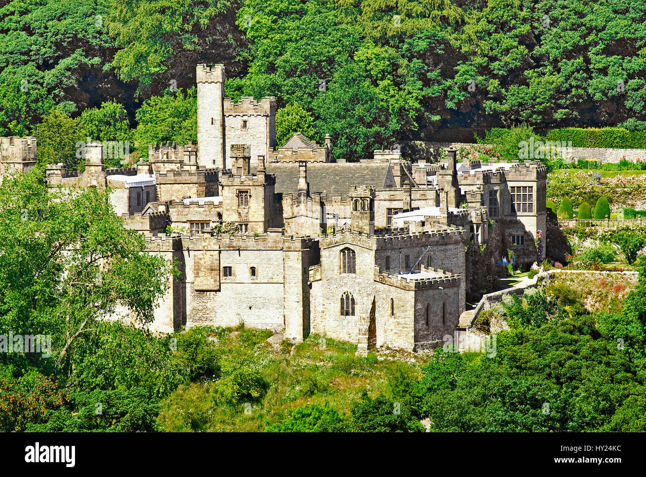 Die normannische Burg Haddon Hall in der Nähe von Bakewell, mittleren England.  Sterben Sie Normannische Festung Haddon Hall in der Naehe von Bakewell, Mittelengland. Stockfoto