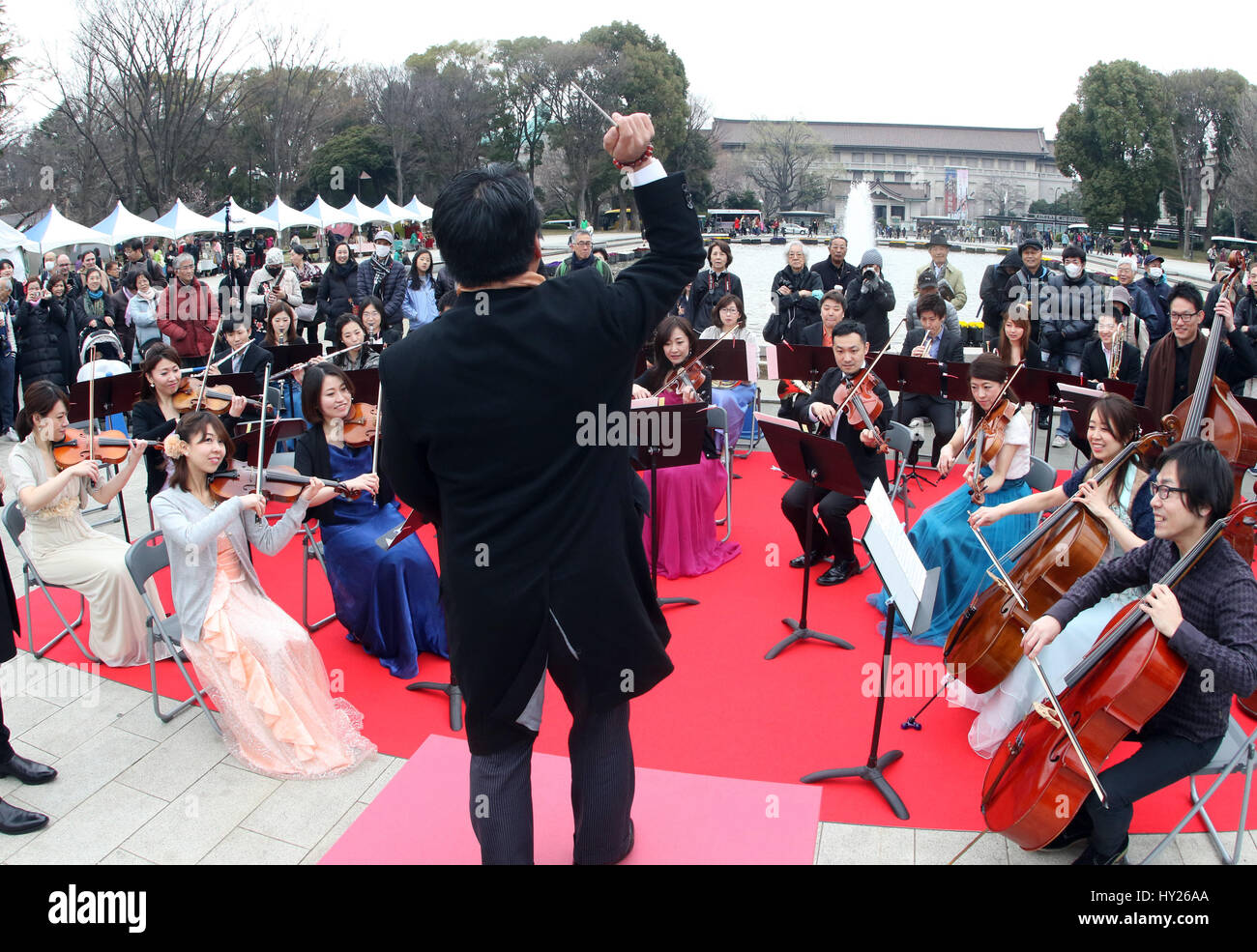 Freitag. 31. März 2017. Tokyo, Japan - ein Mann führt eine 40-köpfiges Orchester Beethovens Symphonie Nr. 5 im Ueno Park in Tokio auf Freitag, 31. März 2017 als Teil des Budapester Frühlingsfestivals in Tokyo spielen. 31. März 2017. Tokyo Opera Nomori. Eine spezielle Orchester, komponiert von professionellen Musikern spielte klassischen Musik unter Leitung von gewöhnlichen Menschen, die den Park besuchen. Kredite: Yoshio Tsunoda/AFLO/Alamy Live-Nachrichten Stockfoto